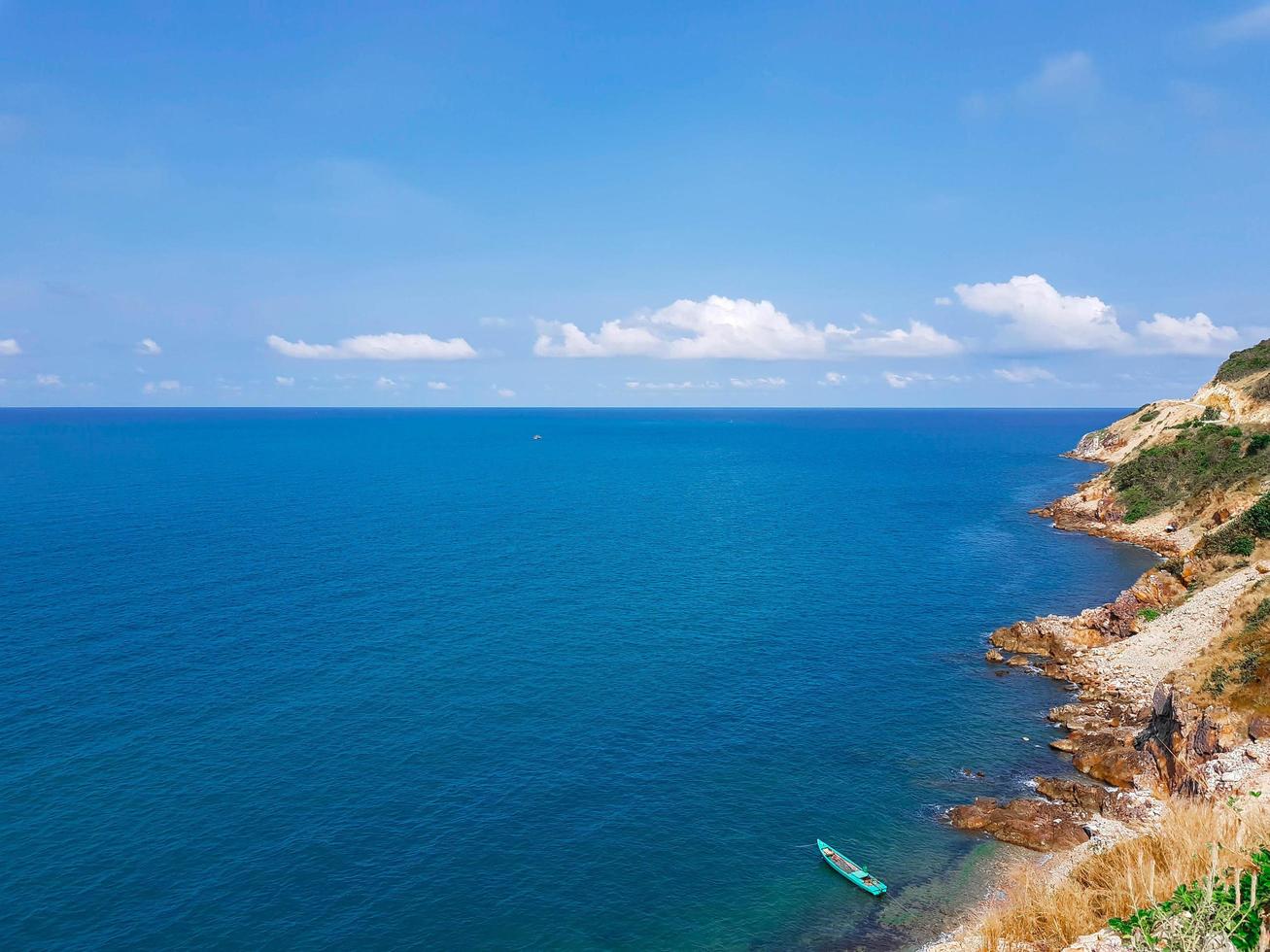 oceano blu durante il giorno foto