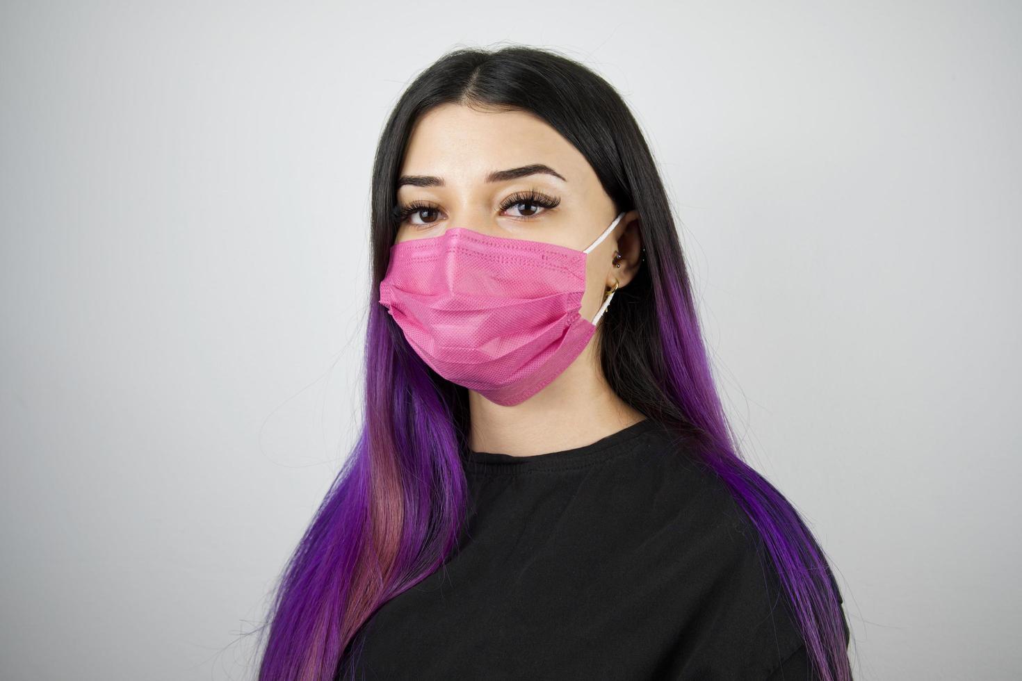 donna che indossa una maschera protettiva. concetto di salute e sicurezza, coronavirus, protezione da virus, pandemia. foto