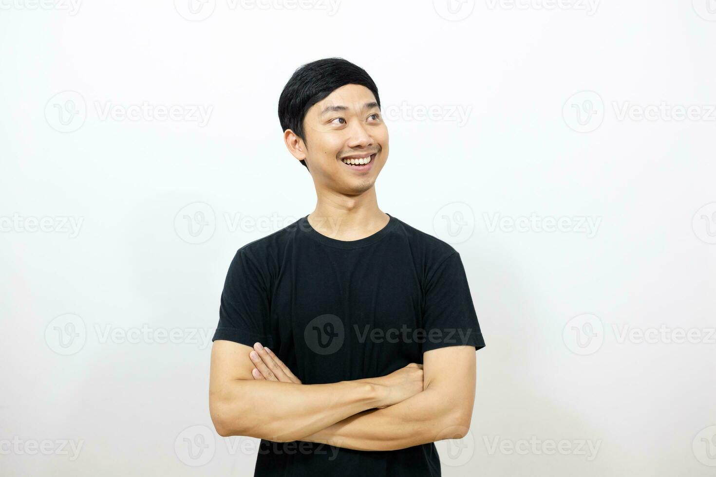 positivo asiatico uomo nero camicia Sorridi e attraversare braccio gesto guardare isolato foto