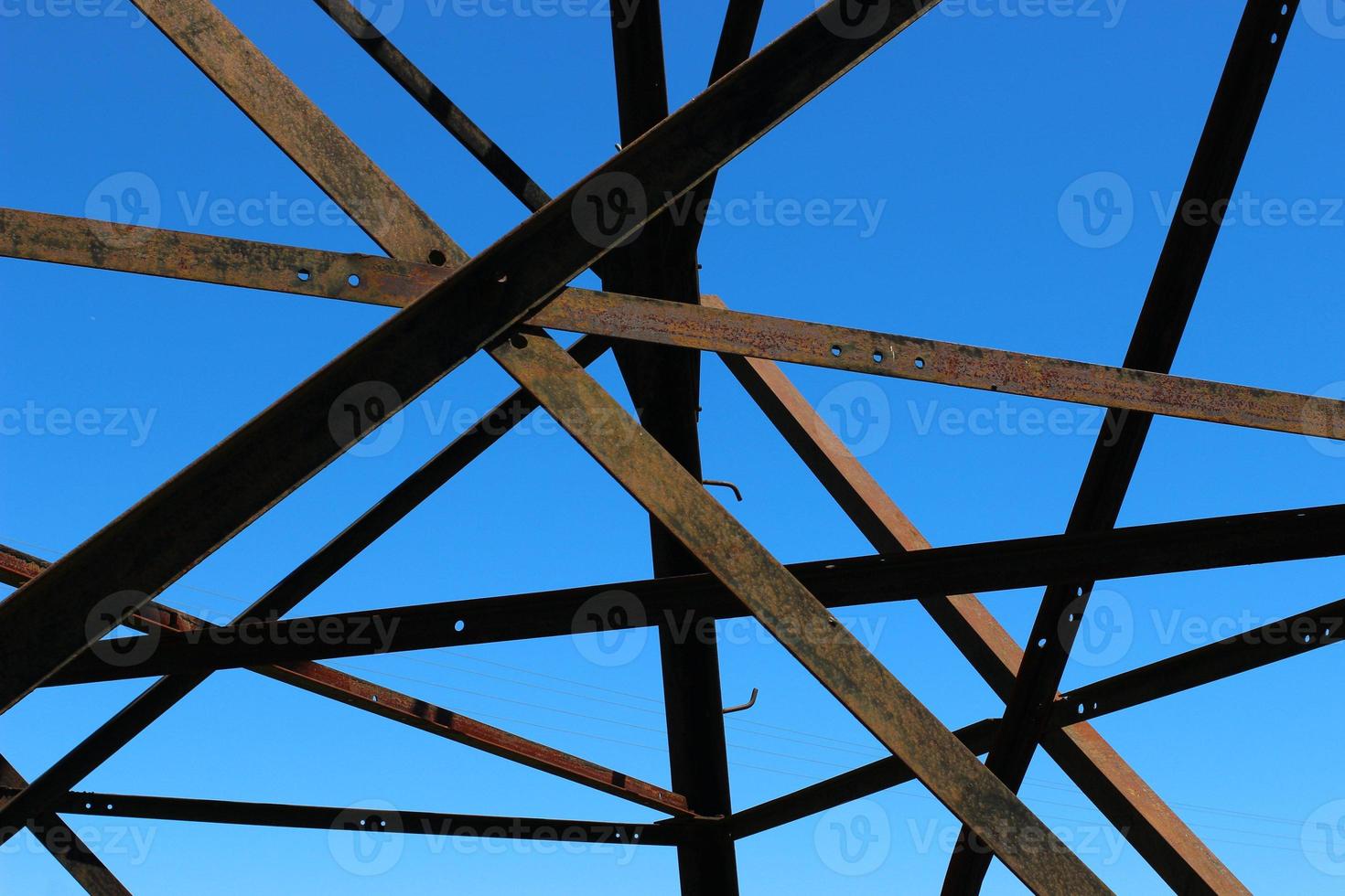 primo piano del pilone della linea elettrica. costruzione in metallo. foto