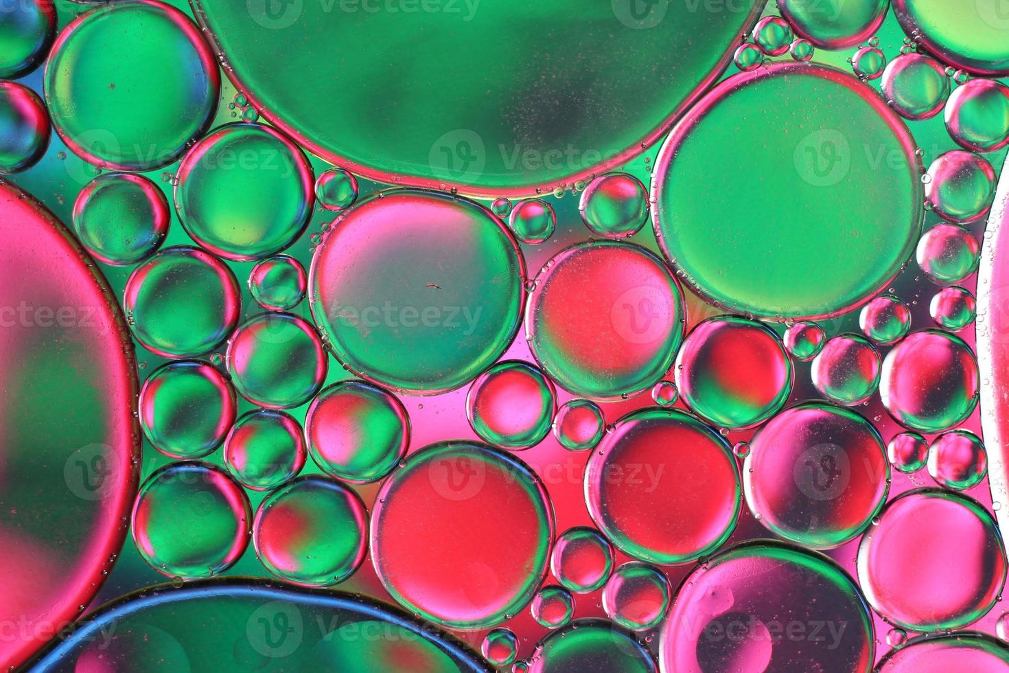 gocce colorate di olio sull'acqua. sfondo o trama. foto