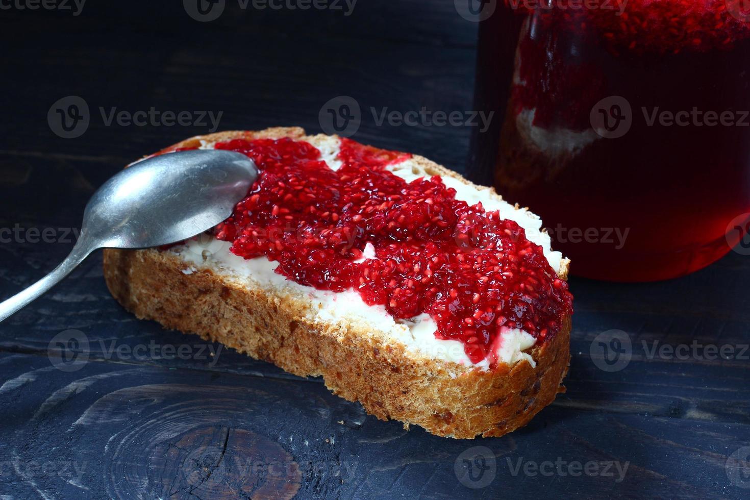 cibo tradizionale. marmellata di lamponi e pane al burro. foto