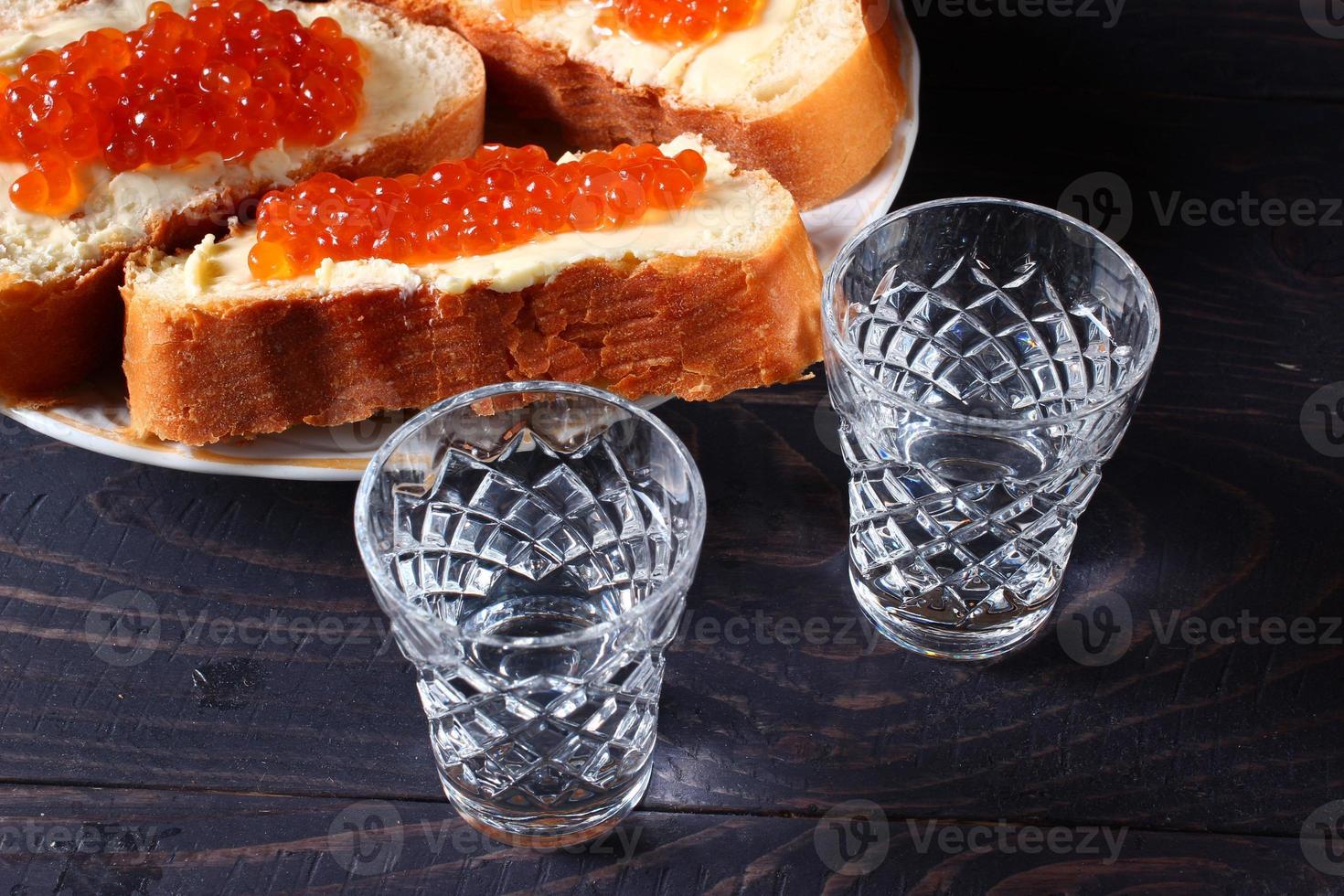 panini con caviale rosso e vodka. foto