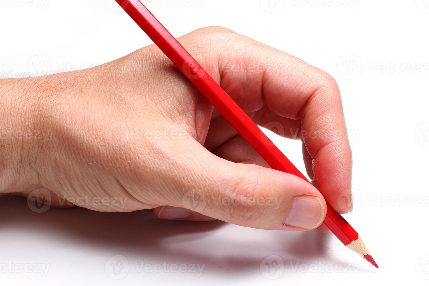 scrive a mano con una matita rossa. isolato. foto