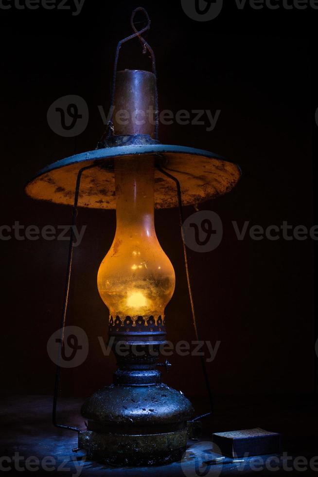 vecchia lampada a cherosene al buio foto