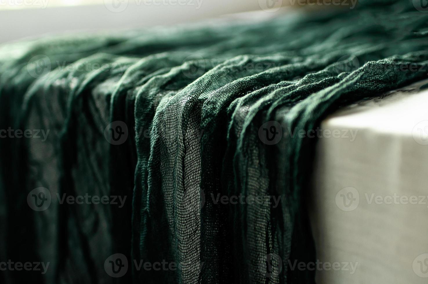 tovaglia rustica in cotone garza di colore verde intenso foto