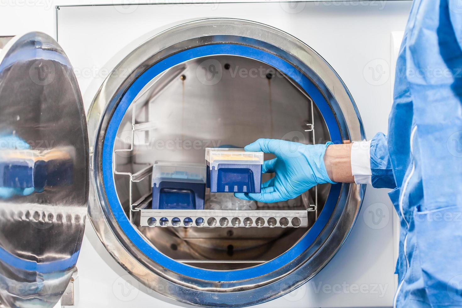 sicentist sterilizzazione del materiale di laboratorio in autoclave foto