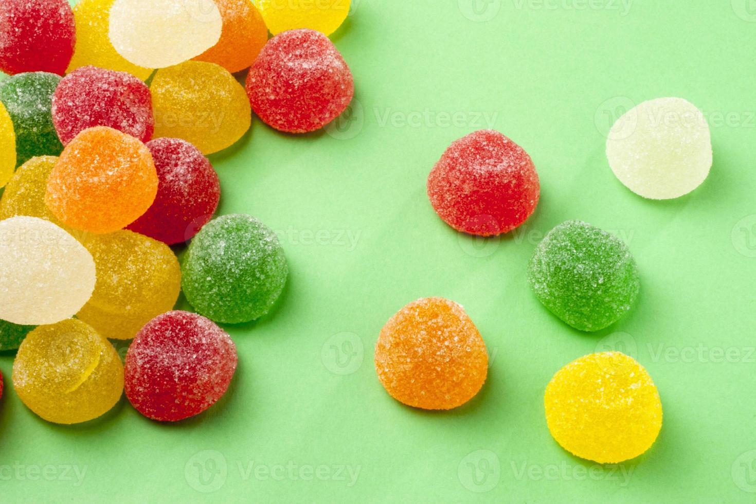 gelatine caramelle colorate su sfondo verde foto