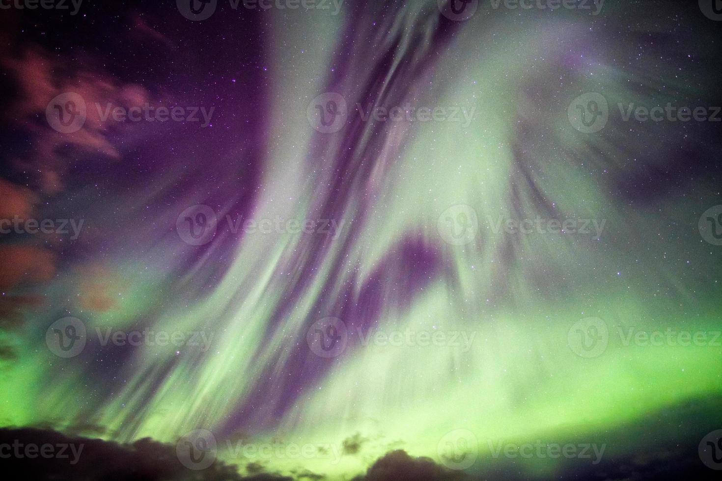 esplosione dell'aurora boreale dell'aurora boreale con le stelle nel cielo notturno nell'Artico foto