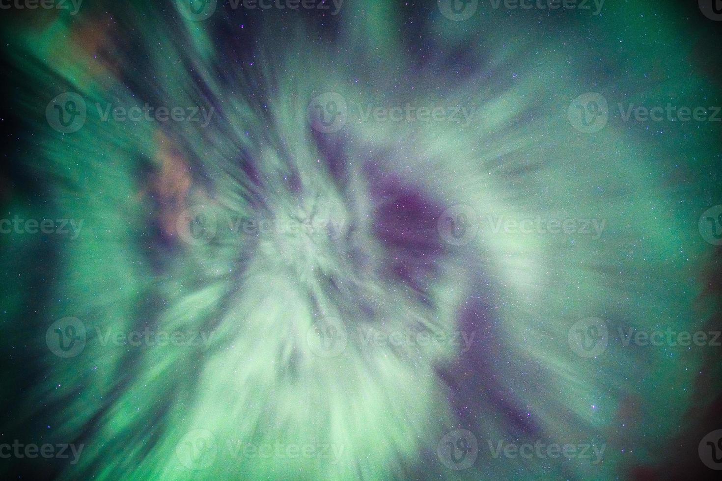 aurora boreale colorata, aurora boreale nel cielo notturno foto