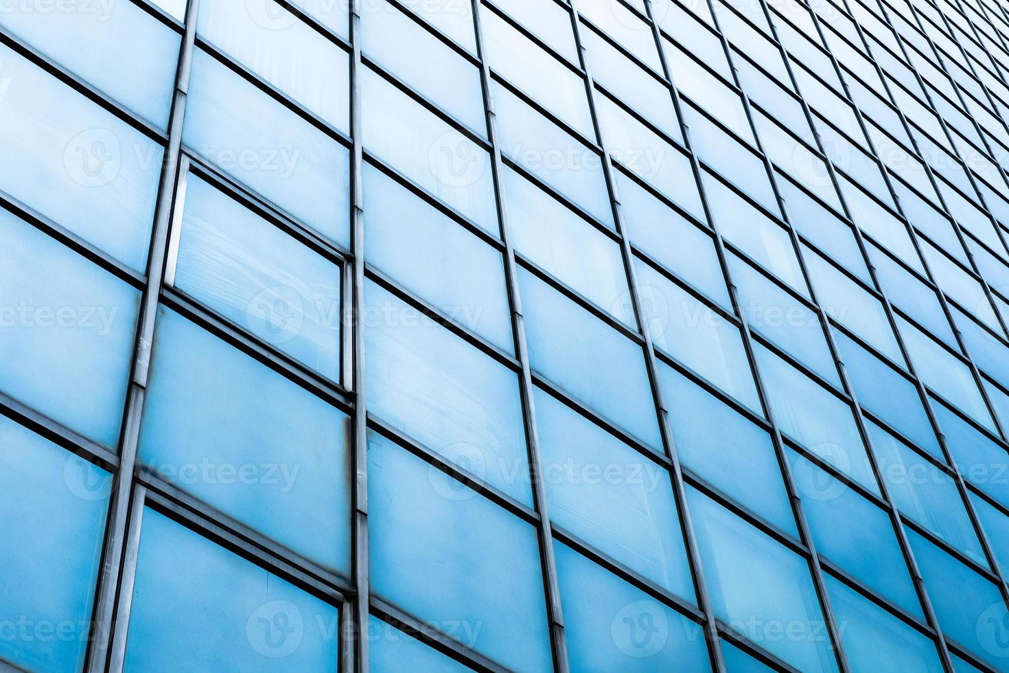 finestre della facciata di vetro blu del grattacielo foto