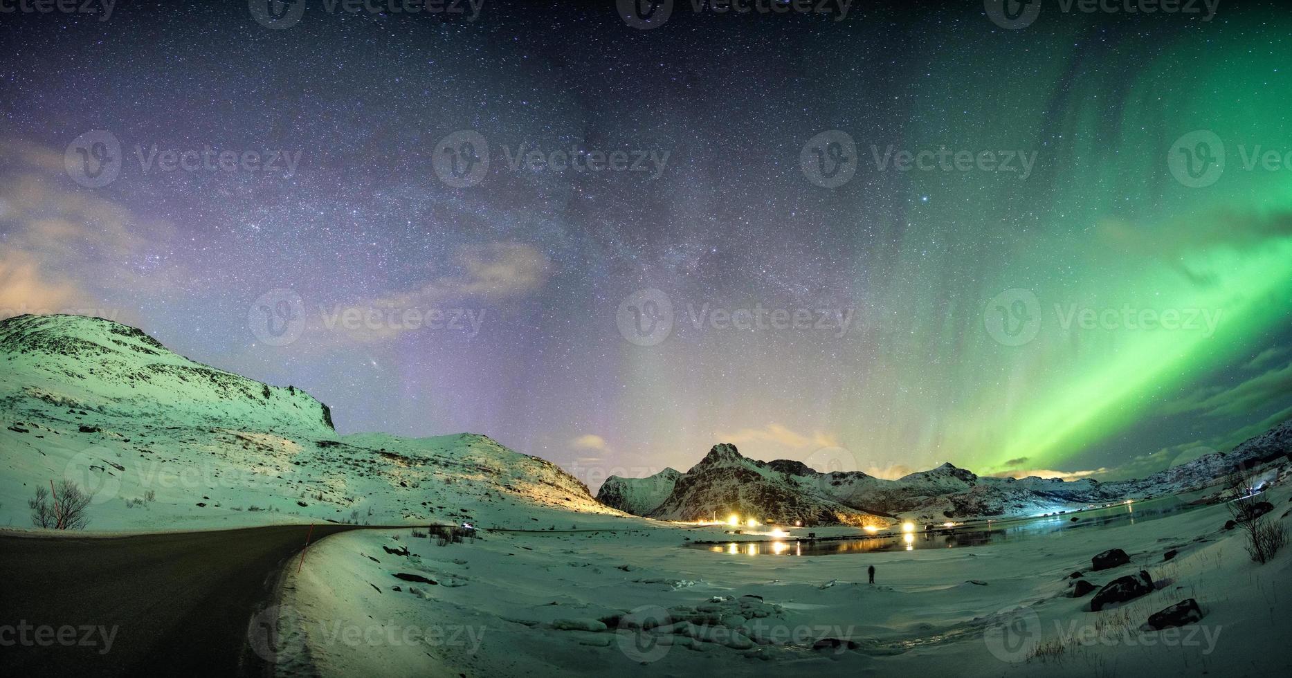 aurora boreale con stellato sulla catena montuosa sulla costa artica foto