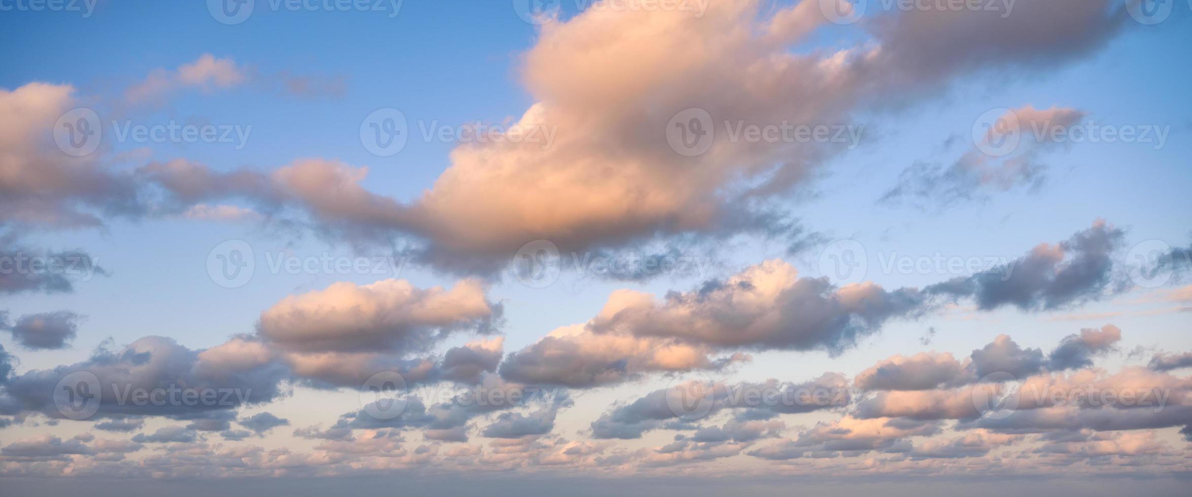 nuvole colorate nel cielo azzurro di sera foto