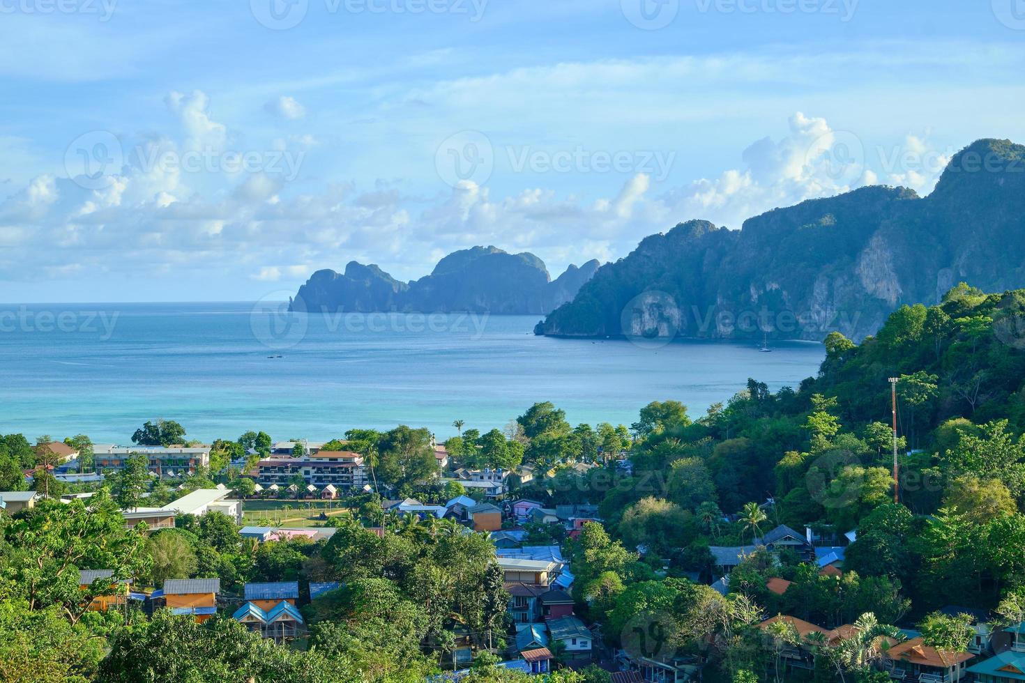 vista panoramica dal punto di vista dall'alto sull'isola di phi phi, bellissimi luoghi turistici come il paradiso che si affaccia su edifici di case da hotel e resort alla costa e al cielo blu. foto