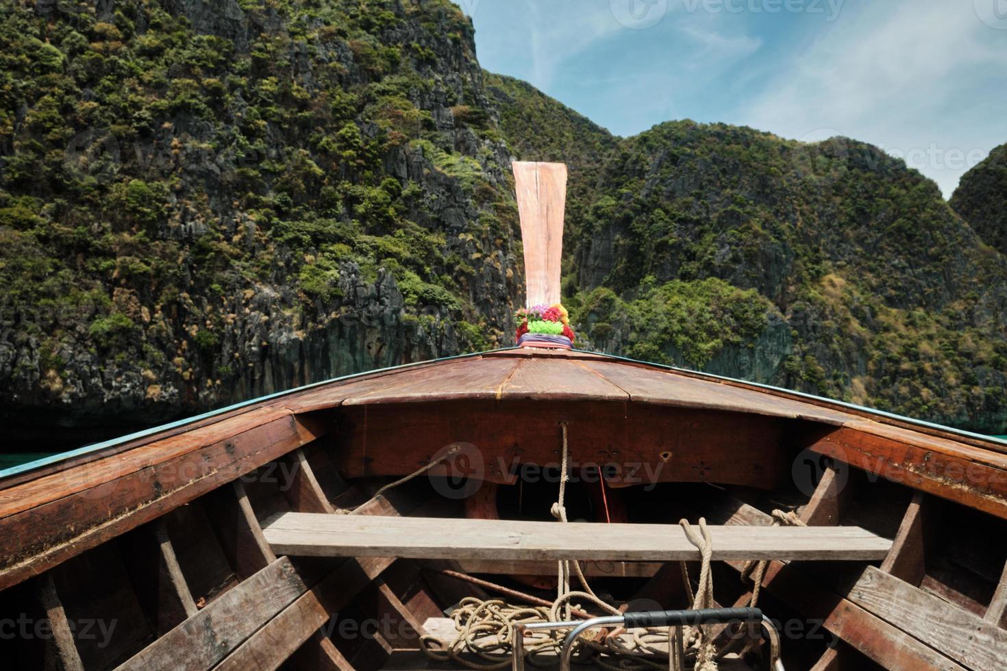 la vista da una tradizionale barca di prua in legno tailandese mentre galleggia nella baia offre al turista uno splendido scenario del paesaggio marino naturale, sia delle montagne che del mare nell'isola di phi phi. foto