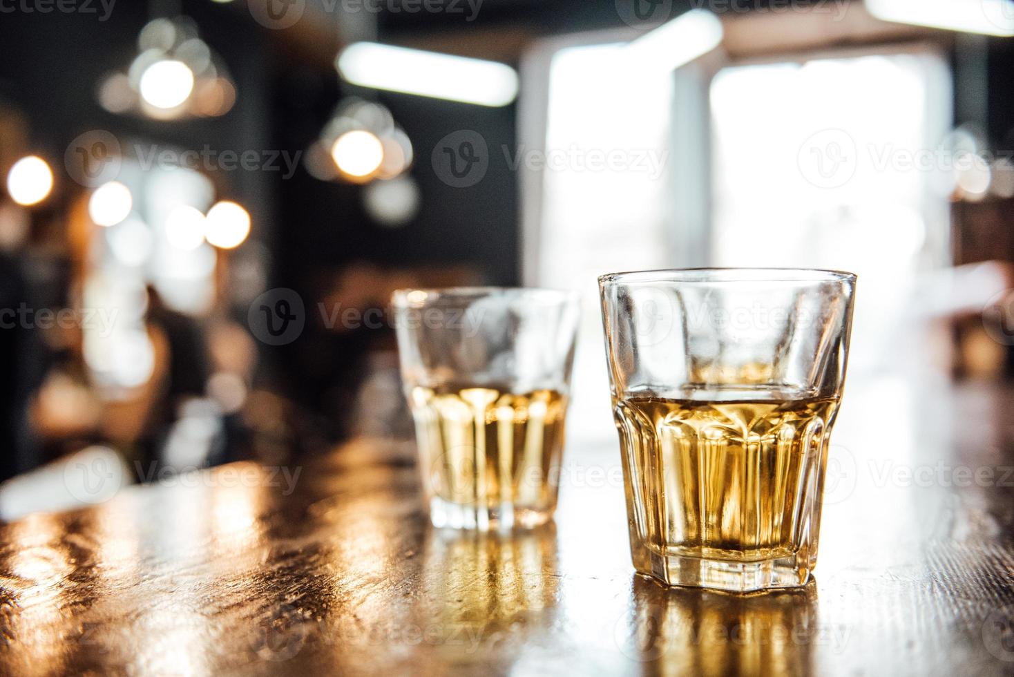 bicchieri di whisky sul tavolo foto