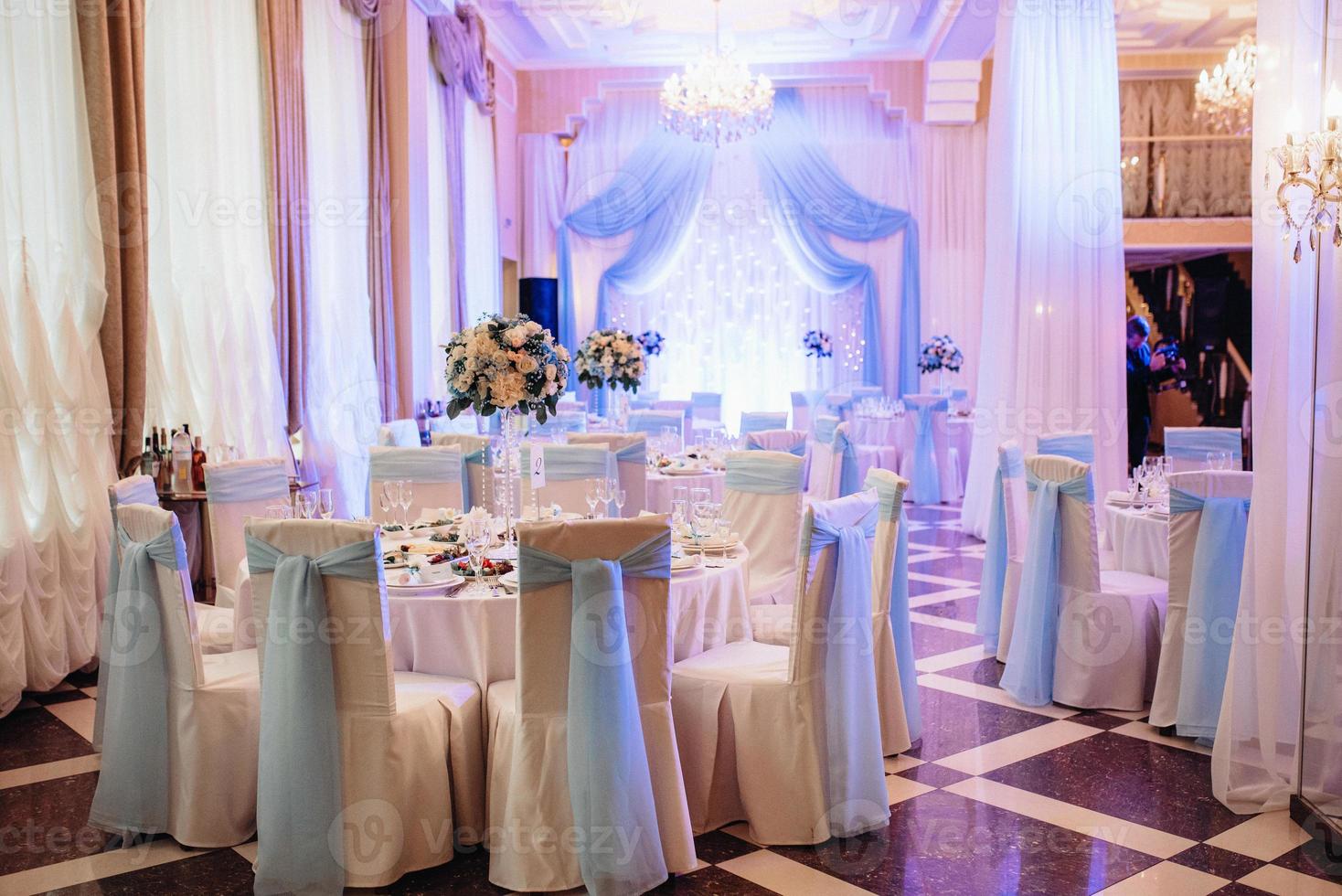 sala banchetti per matrimoni con elementi decorativi foto