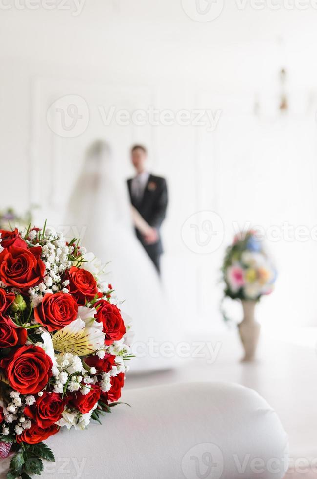 bouquet della sposa sulla sedia foto