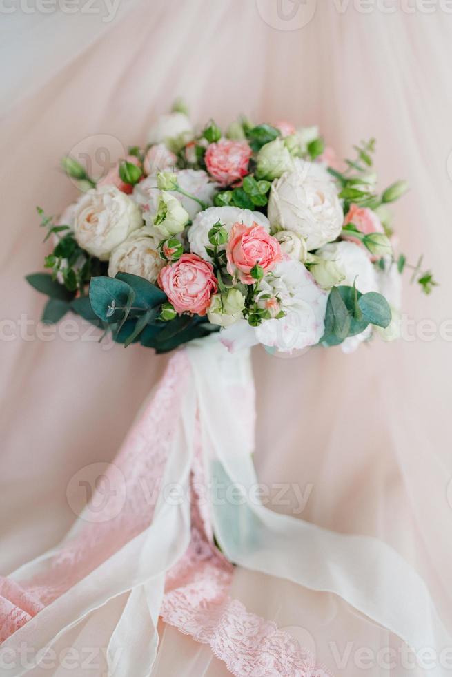 elegante bouquet da sposa di fiori naturali freschi foto