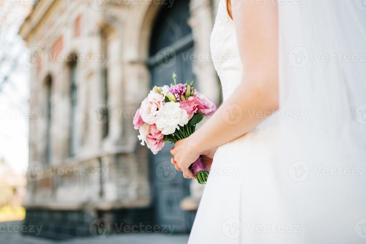 elegante bouquet da sposa di fiori naturali freschi foto