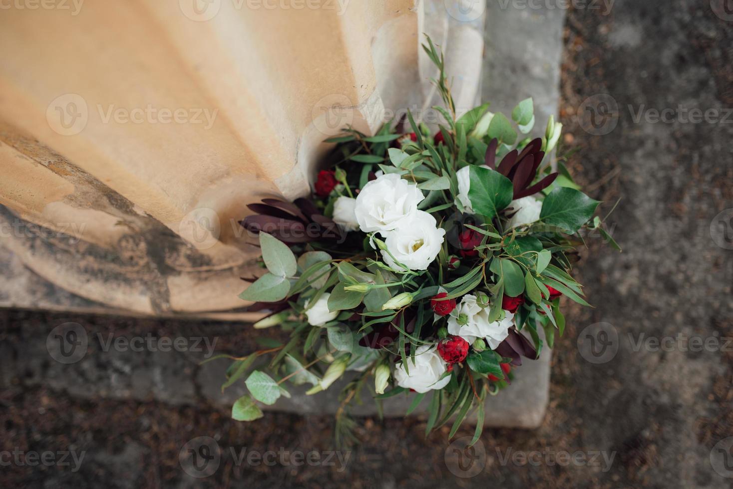 bouquet da sposa di fiori rossi e verde foto