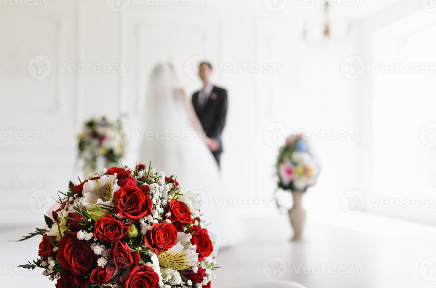 bouquet della sposa sulla sedia foto