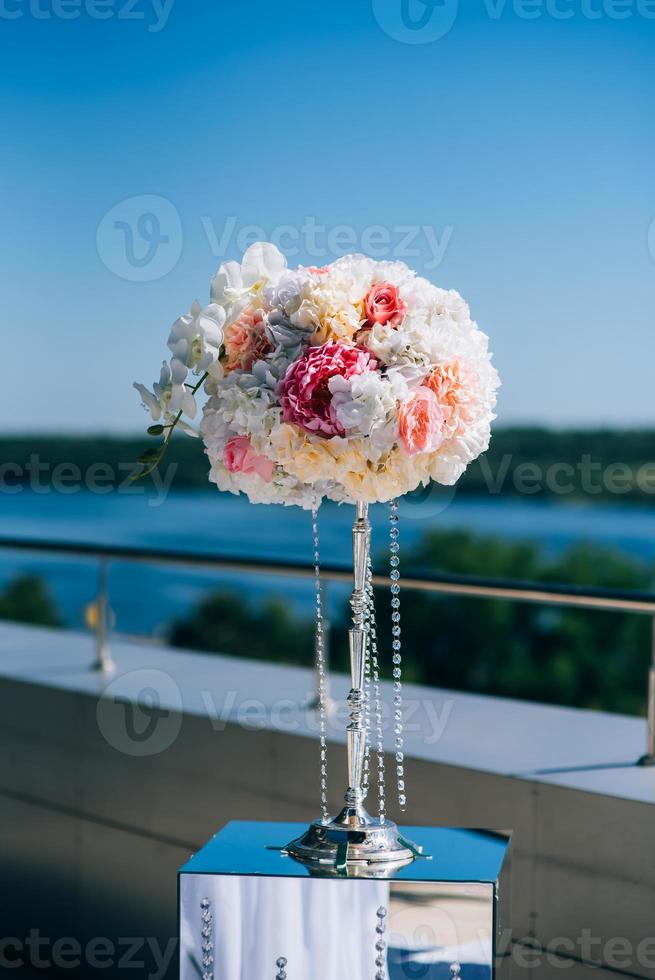 decorazioni nuziali e arco nuziale per la cerimonia foto