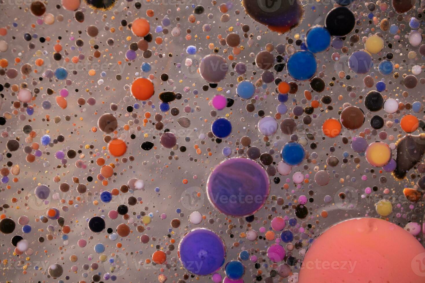 acrilico dipingere palle astratto struttura. luminosa colori fluido, fluente sfondo design. viola, blu, rosa e giallo liquidi mescolare. foto