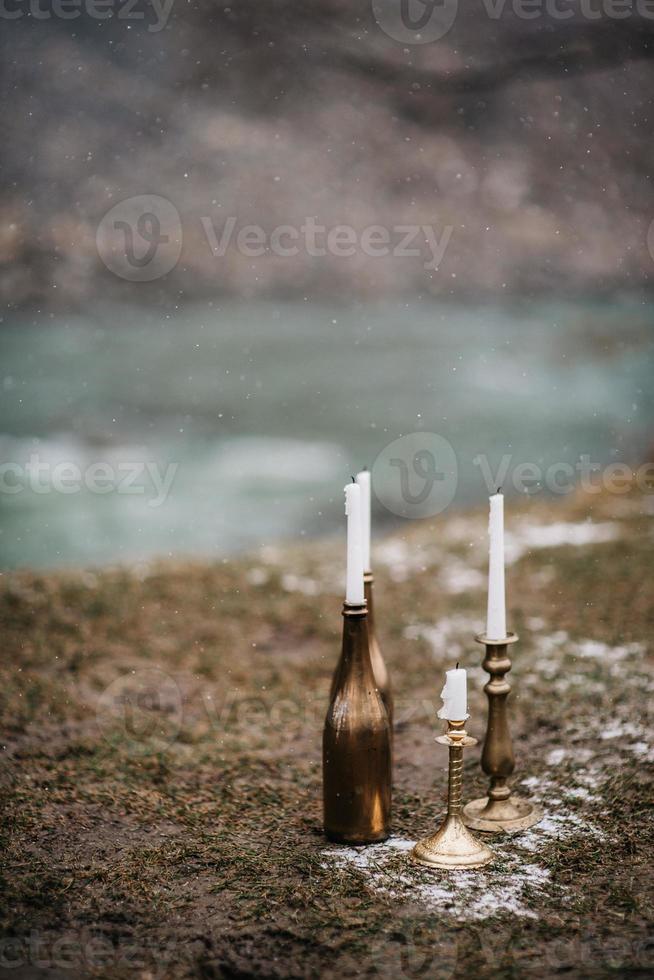 candele in bottiglia per terra foto