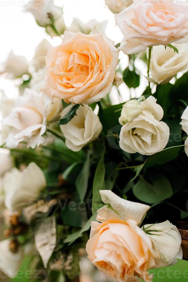 eleganti decorazioni nuziali fatte di fiori naturali foto