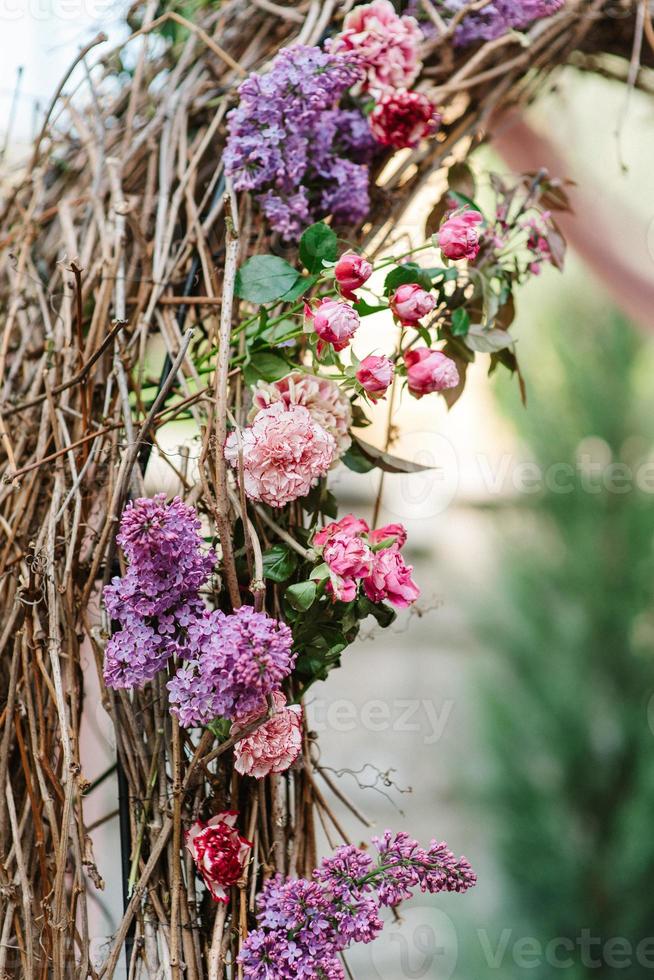 eleganti decorazioni nuziali fatte di fiori naturali foto