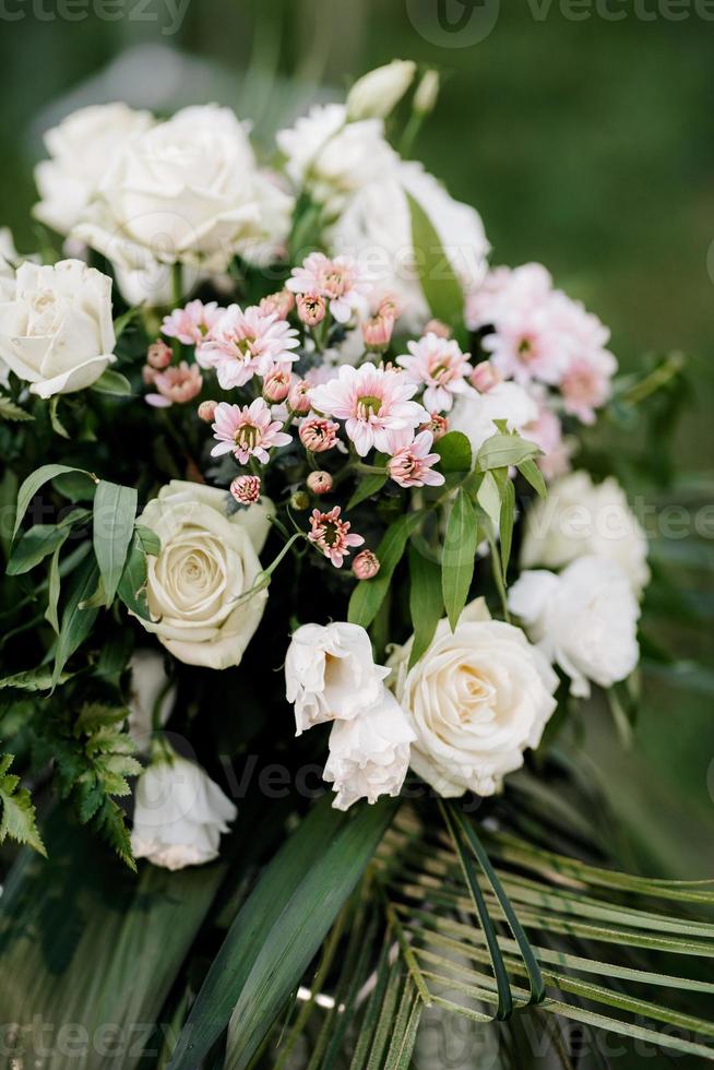 eleganti decorazioni nuziali fatte di fiori naturali foto