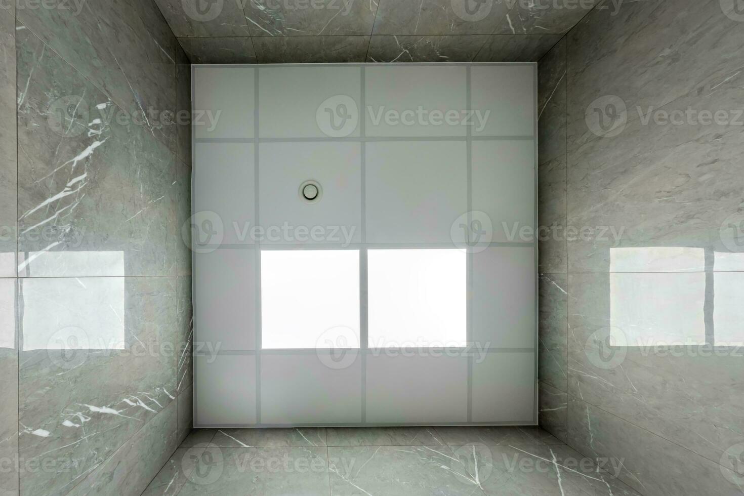 sospeso soffitto con alogeno macchie lampade e cartongesso costruzione nel vuoto camera. allungare soffitto bianca e complesso forma. foto