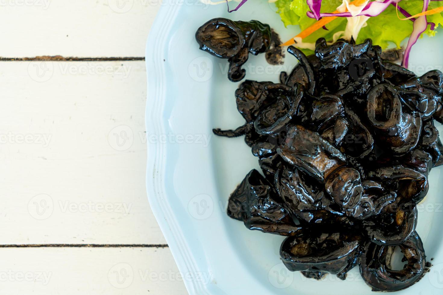 calamari fritti con salsa al nero di seppia - stile di mare foto