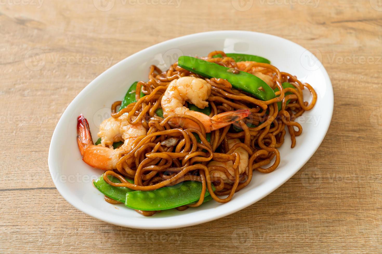 noodles yakisoba saltati in padella con piselli e gamberi - stile asiatico food foto