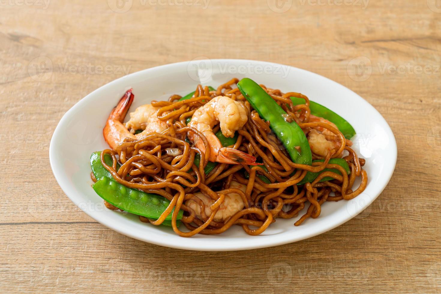 noodles yakisoba saltati in padella con piselli e gamberi - stile asiatico food foto