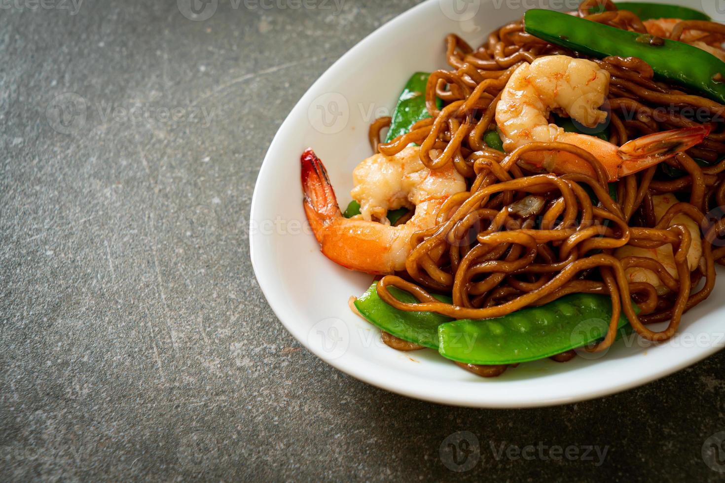 noodles yakisoba saltati in padella con piselli e gamberi - stile asiatico food foto