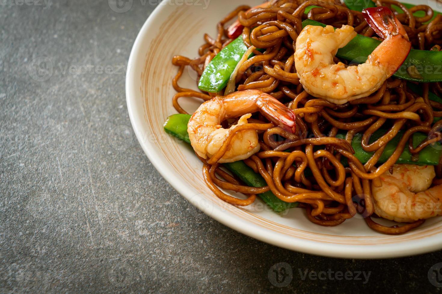 noodles yakisoba saltati in padella con piselli e gamberi - stile asiatico food foto