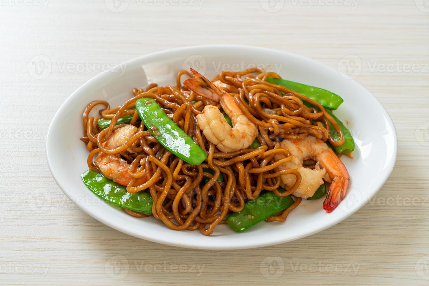 noodles yakisoba saltati in padella con piselli e gamberi - stile asiatico food foto
