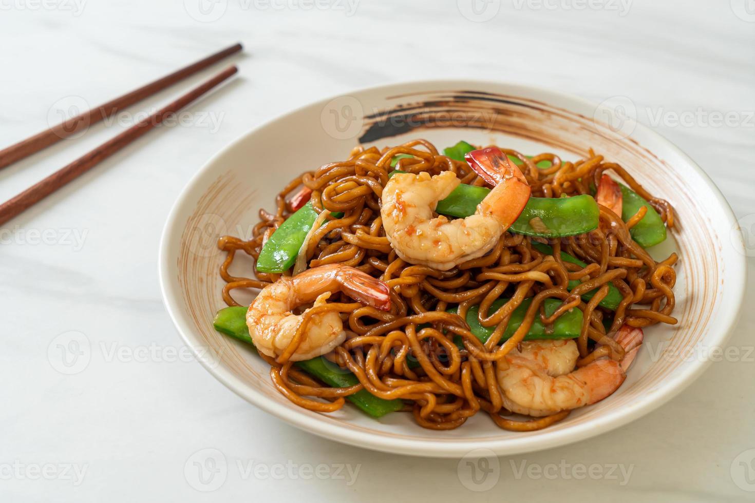 noodles yakisoba saltati in padella con piselli e gamberi - stile asiatico food foto