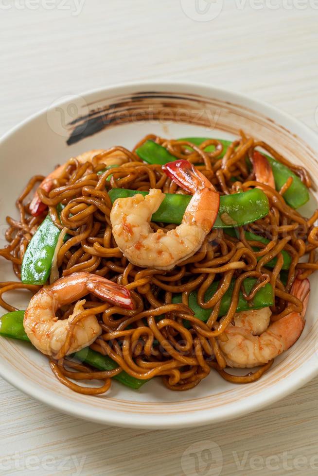 noodles yakisoba saltati in padella con piselli e gamberi - stile asiatico food foto