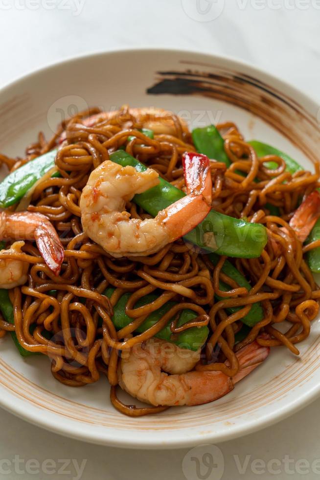 noodles yakisoba saltati in padella con piselli e gamberi - stile asiatico food foto