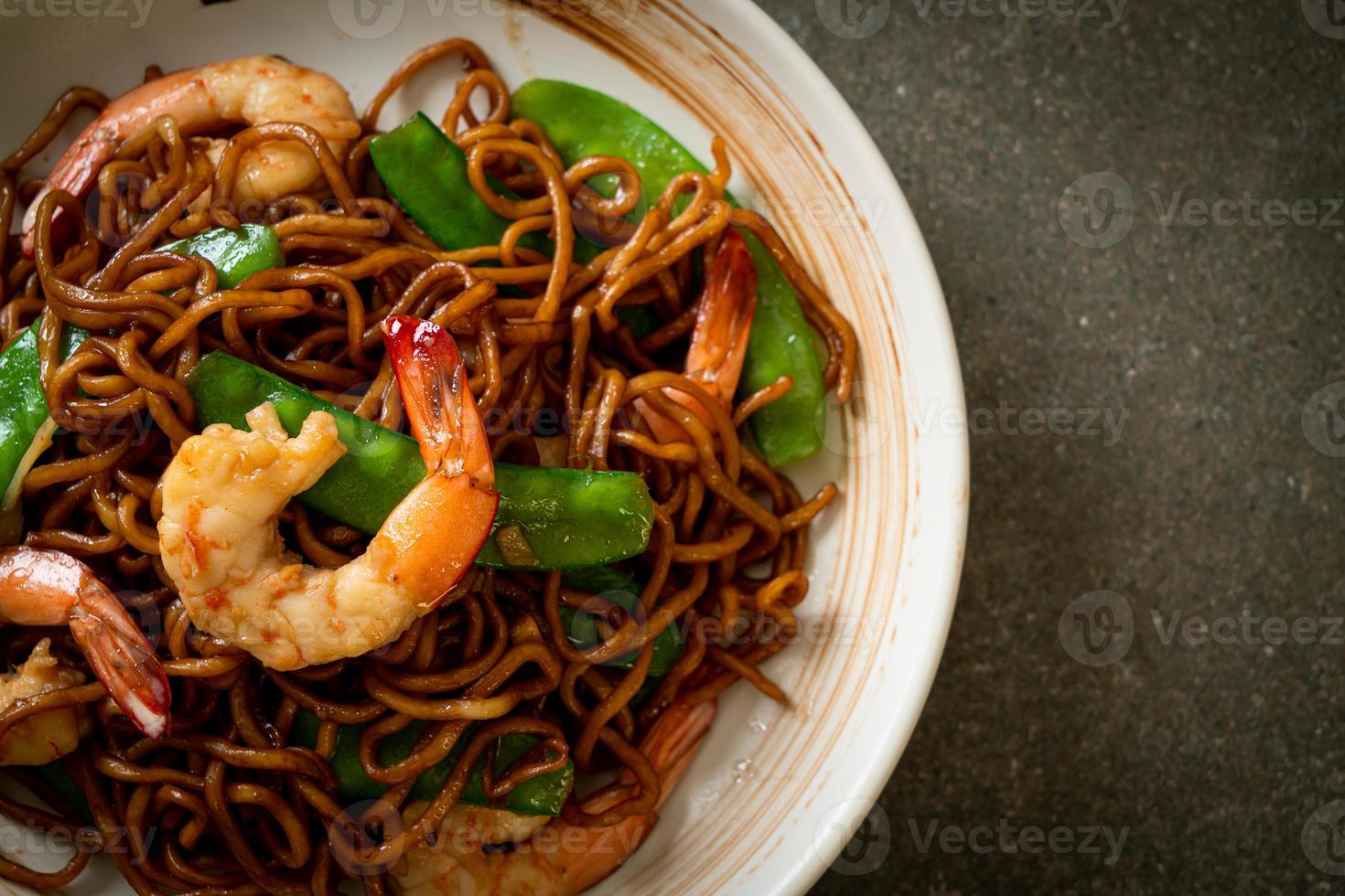 noodles yakisoba saltati in padella con piselli e gamberi - stile asiatico food foto