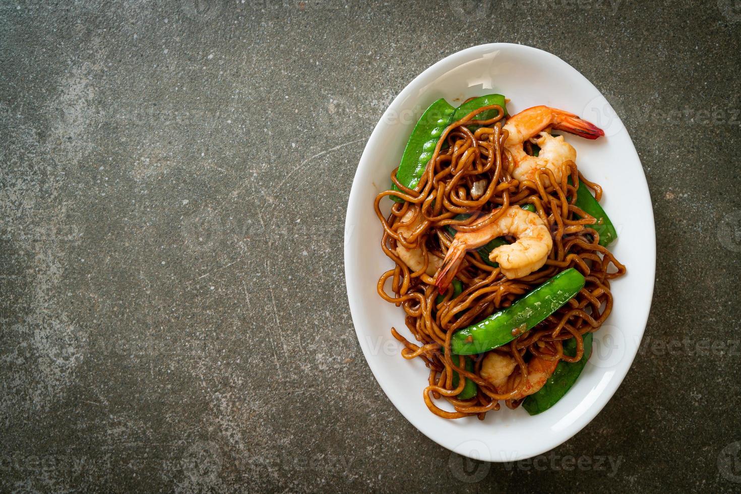 noodles yakisoba saltati in padella con piselli e gamberi - stile asiatico food foto