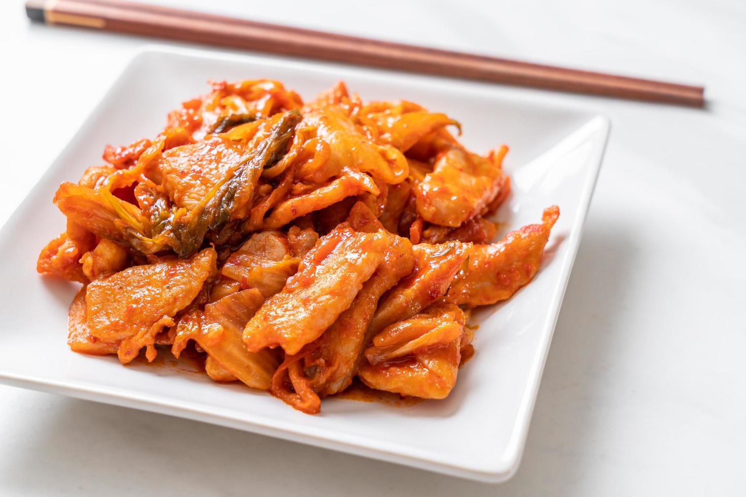 maiale saltato in padella con kimchi - stile alimentare coreano foto
