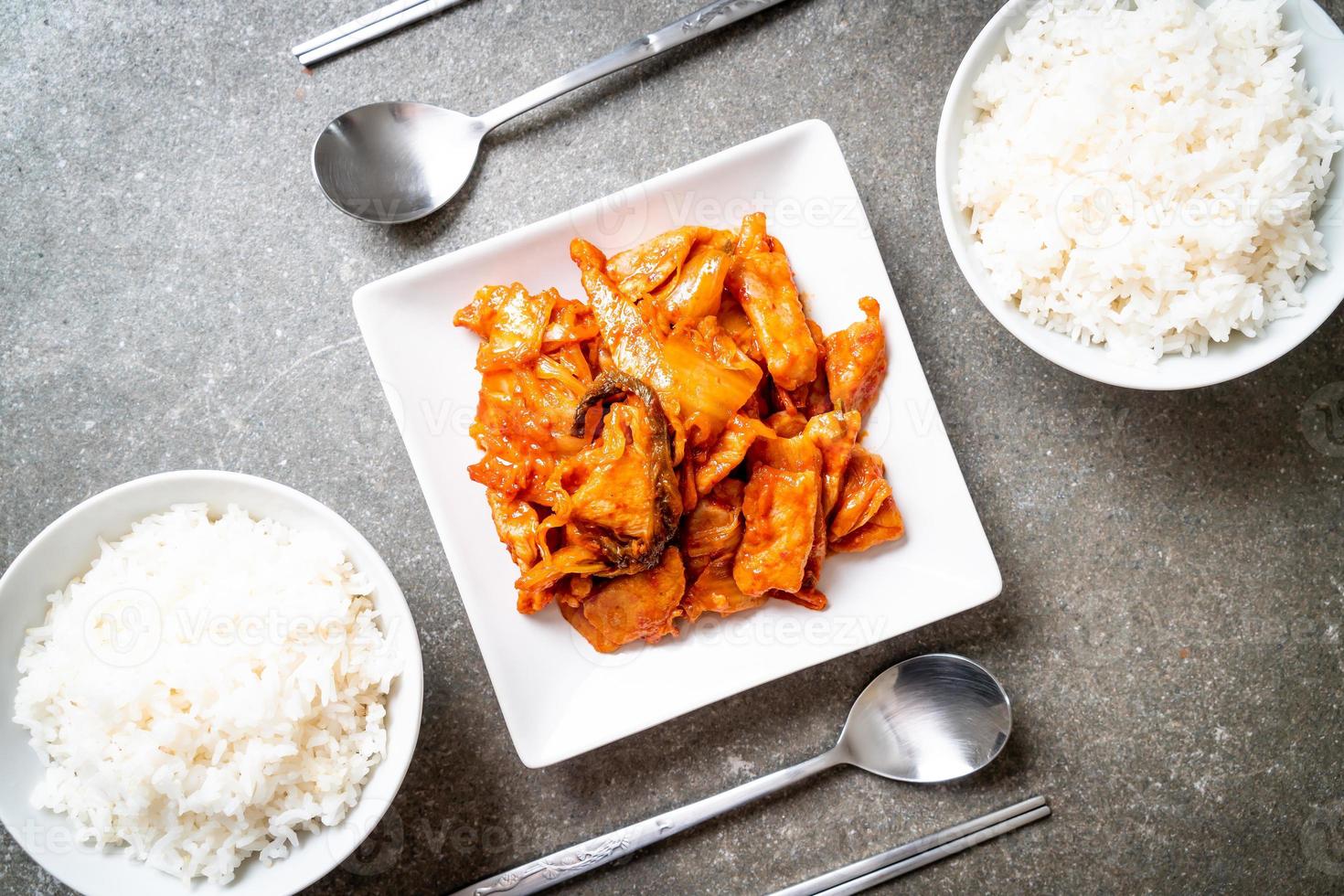 maiale saltato in padella con kimchi - stile alimentare coreano foto