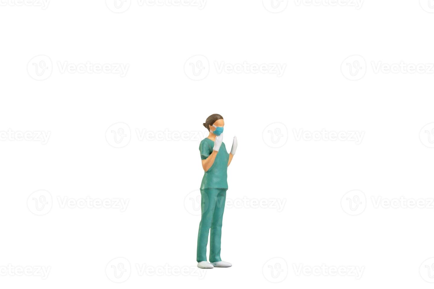 miniatura persone giovane medico nel scrub isolato su bianca sfondo con ritaglio sentiero foto