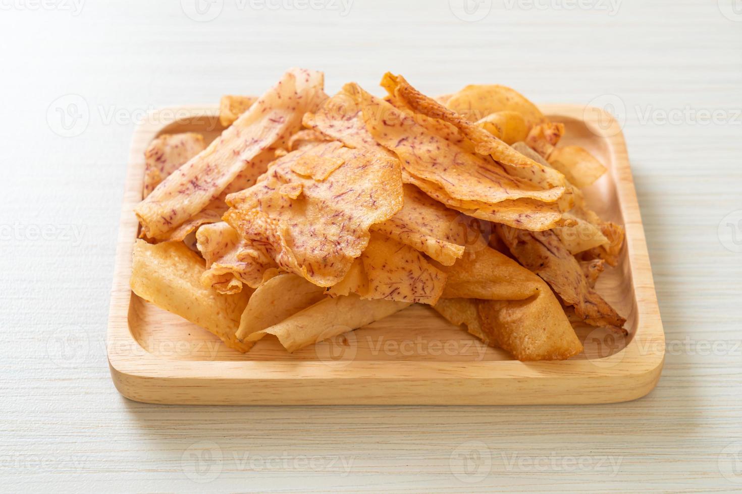 chips di taro - taro affettato fritto o al forno foto