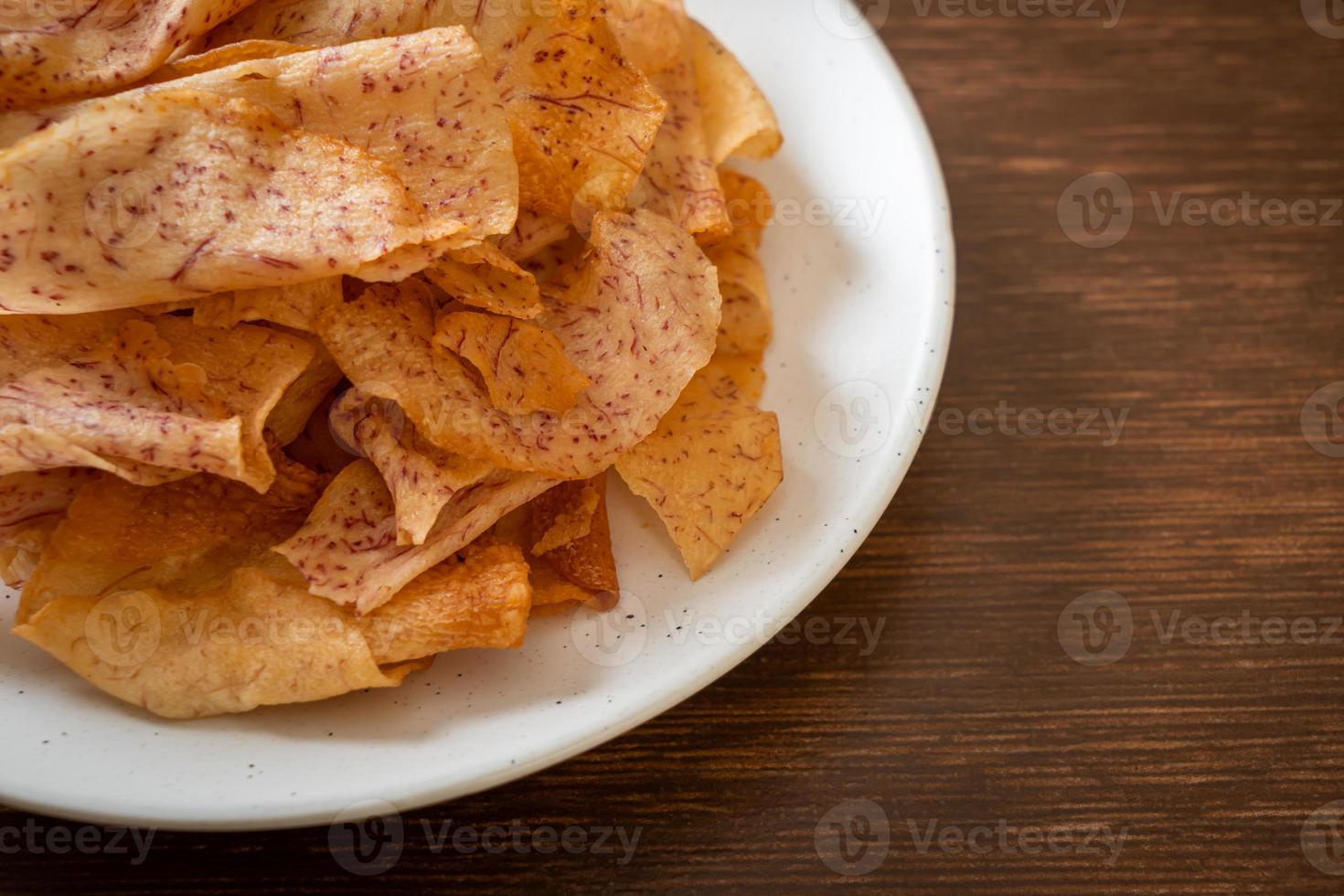 chips di taro - taro affettato fritto o al forno foto