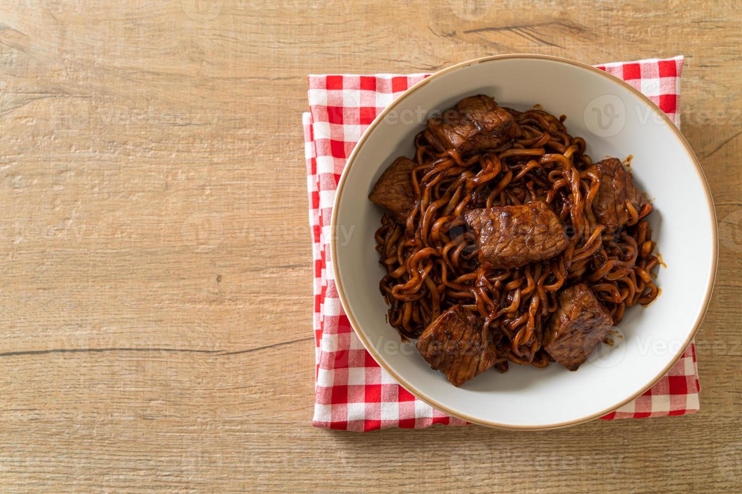 jjapaguri o chapaguri, spaghetti piccanti di fagioli neri coreani con carne di manzo foto